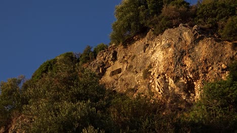 Un-Búnker-Camuflado-Abre-Fuego-En-La-Ladera-De-Una-Colina-Sobre-La-Orilla-Del-Mar,-Ofreciendo-Un-Vistazo-Al-Legado-De-Una-Antigua-Dictadura,-Historia-Desclasificada