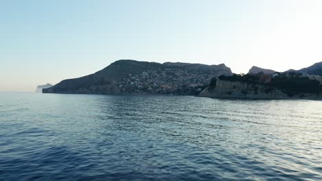 Küstenblick-Auf-Alicante-Bei-Sonnenuntergang-Mit-Ruhigem-Meer-Und-Stadtsilhouette