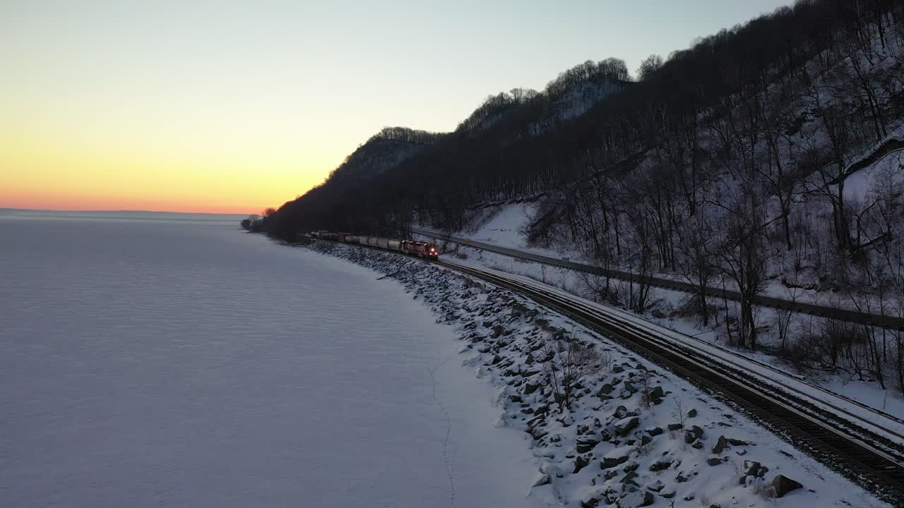 얼어붙은 호수에서 해가 뜨는 열차