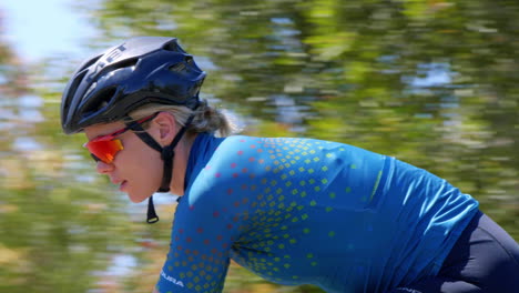 Ciclista-Femenina-Activa-En-Bicicleta-De-Lycra-En-La-Calle,-Cámara-Lenta-De-4k