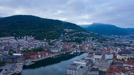 hermosa toma aérea del amanecer en bergen, temprano en la mañana antes de que la ciudad se despierte