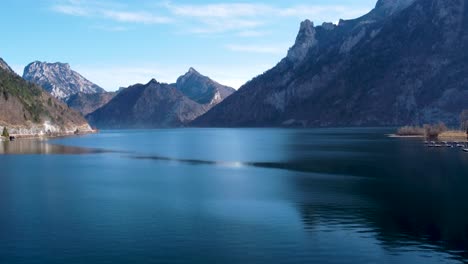 Maravillosa-Vista-Del-Lago-Traunsee-Con-El-Telón-De-Fondo-De-La-Montaña-Traunstein,-Día-Soleado,-Sereno