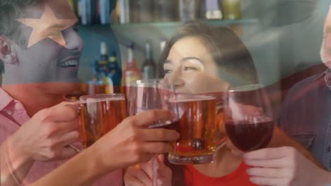 칠레의 발의 애니메이션은 행복한 다양한 친구들이 술집에서 맥주와 와인에 토스트하는 것을 보여줍니다.