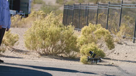 Drone-Fpv-Con-Cámara-De-Cine-Aterriza-En-La-Pista-Del-Aeropuerto-En-Las-Vegas,-Nevada