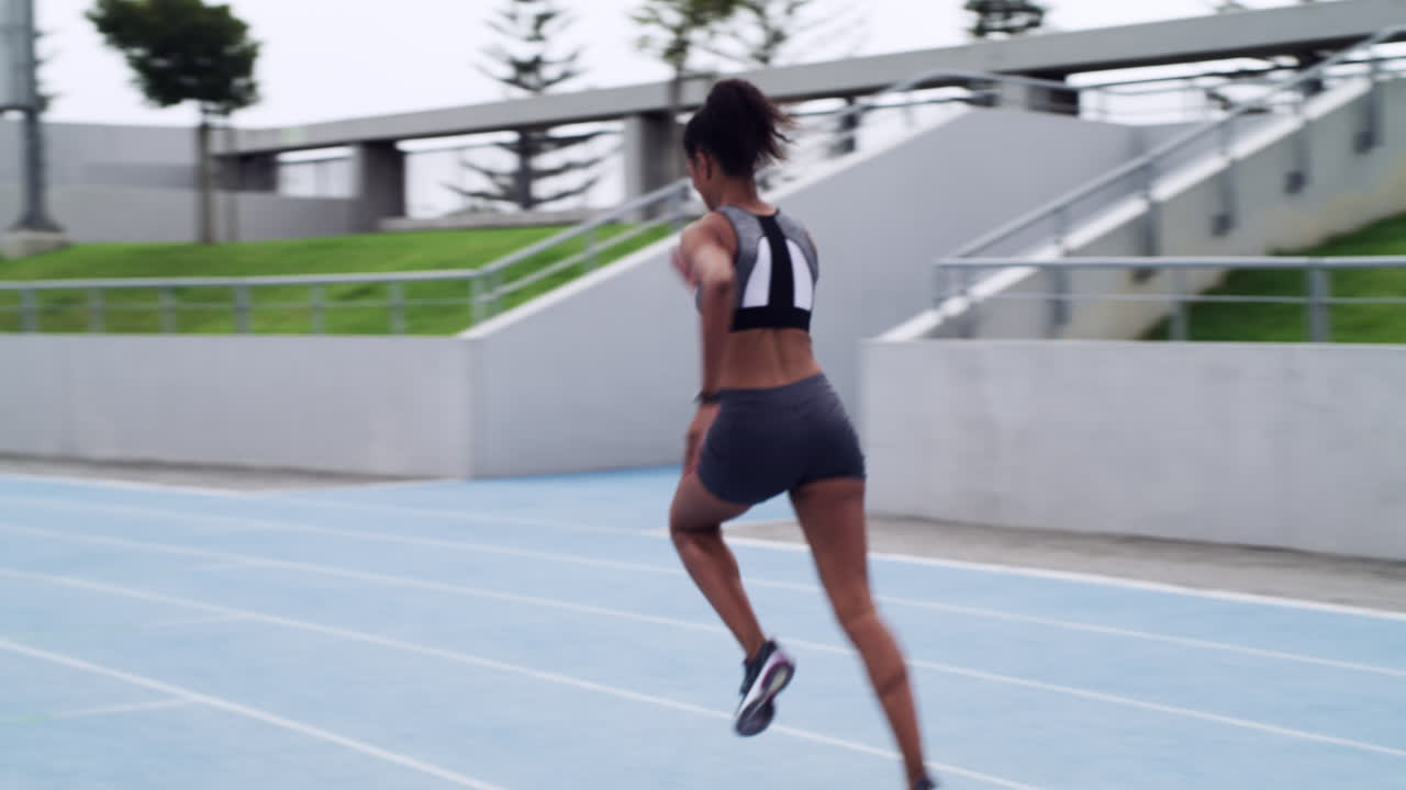 mujer corriendo en una pista