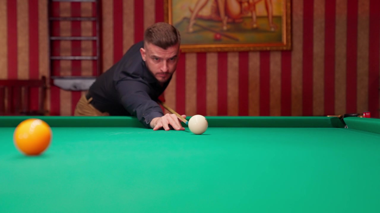 Man richt witte bal op een groene biljarttafel