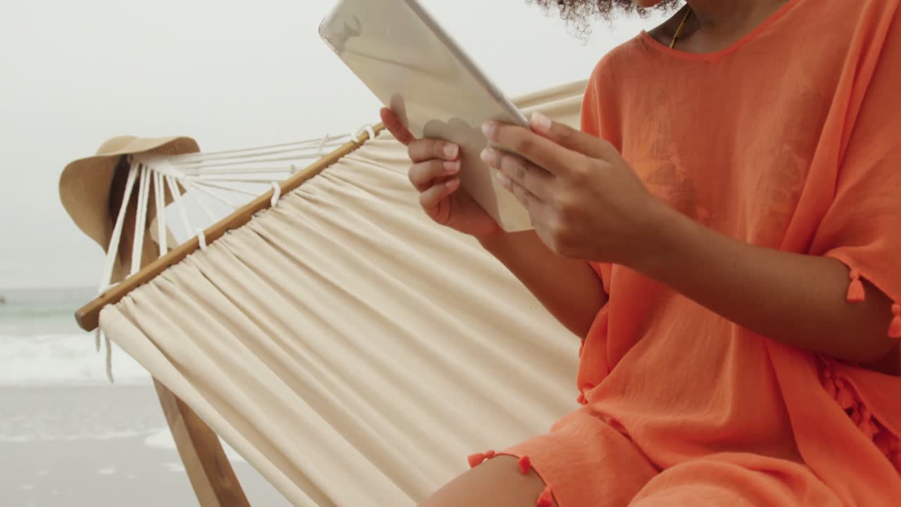 пара, наслаждающаяся свободным временем у моря