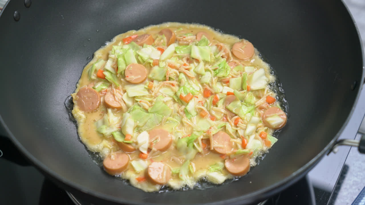 집에서 만든 오코노미야키 또는 팬에 일본 피자