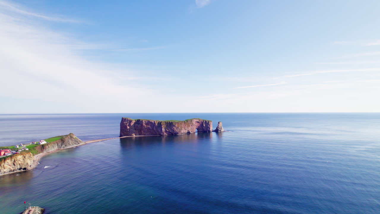 이 많은 날 세인트 로렌스 강 위에서 드론으로 찍은 페르세 바위의 공중 사진