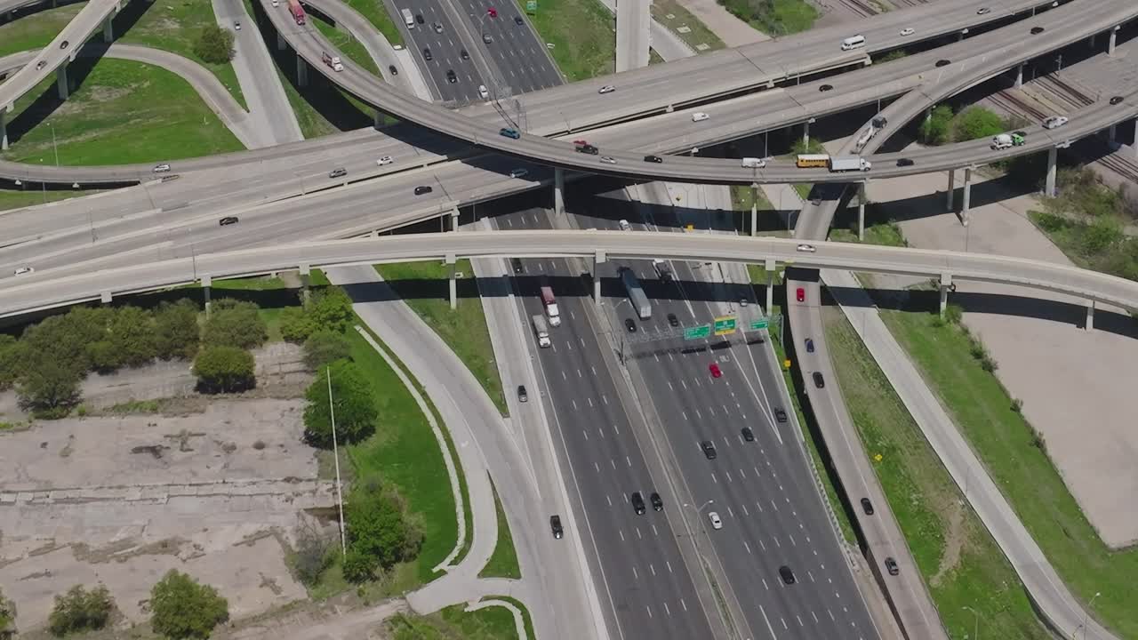 Pemandangan jalan raya dan jalanan Dallas di area pusat kota Texas