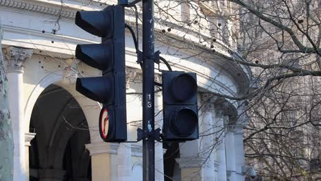 Verkehrskreuzungsschilder-Am-Trafalgar-Square-Mit-Unterschiedlichen-Geschlechtscharakteren