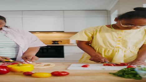 familia preparando una ensalada en la cocina