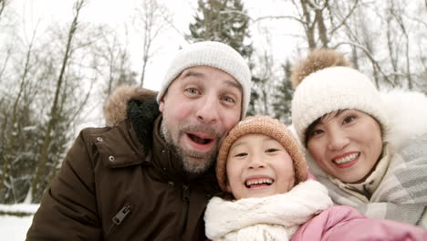 retrato de familia feliz en invierno