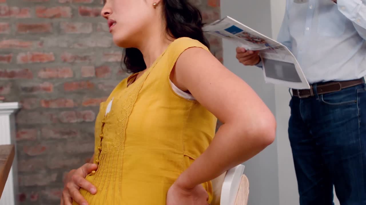 허리 통증 이 있는 임신 한 아시아인 여자