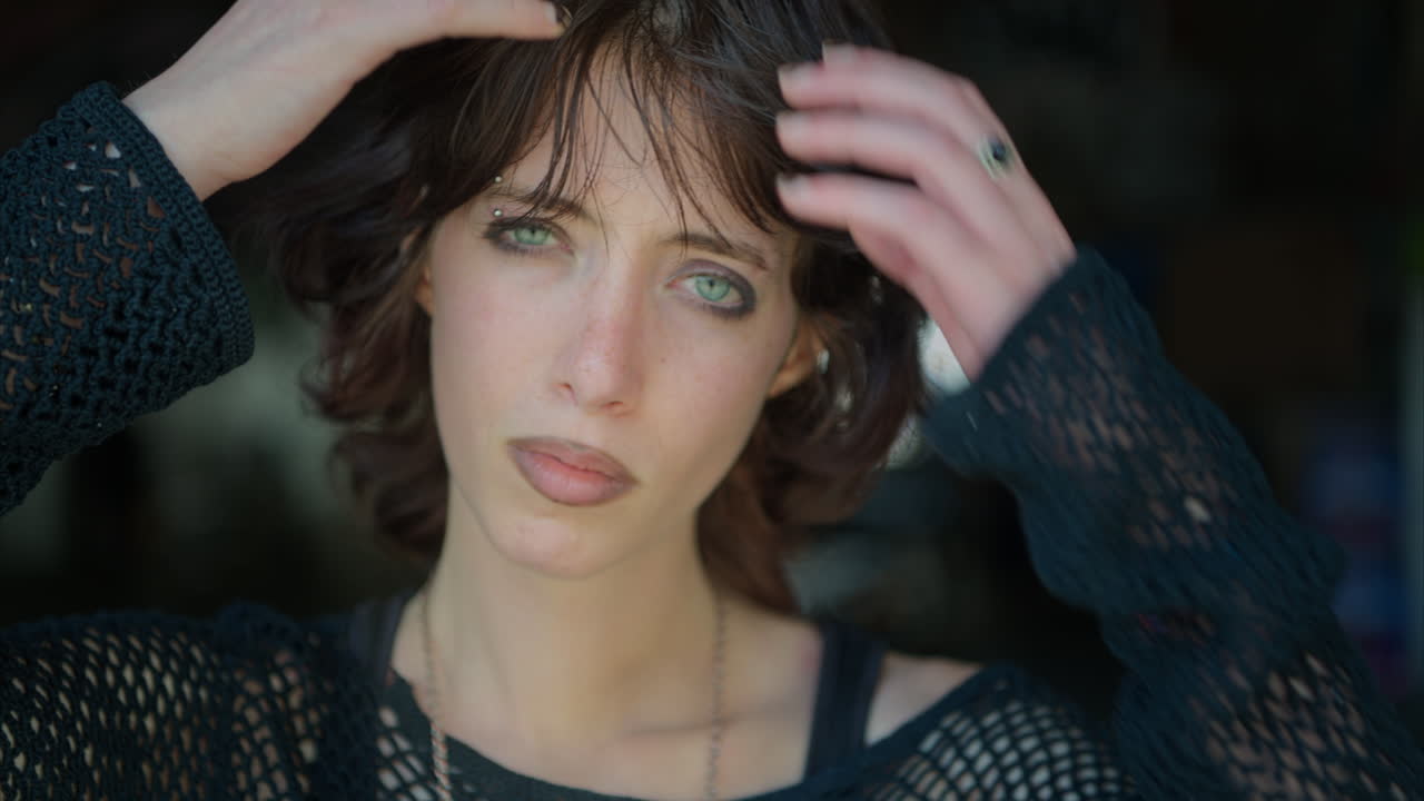 런던 시티 스트리트 (영국) 의 언더패스에 서있는 젊은 대안 스타일의 여성의 외부 패션 초상화