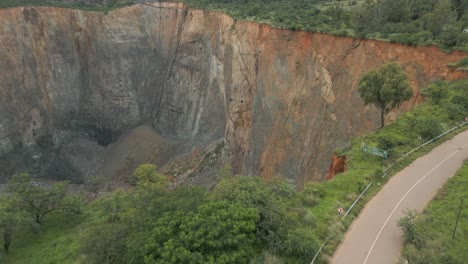Die-Antenne-Neigt-Sich-Nach-Unten,-Um-Die-Turmspitze-In-Der-Riesigen-Diamantmine-In-Südafrika-Zu-Felsen