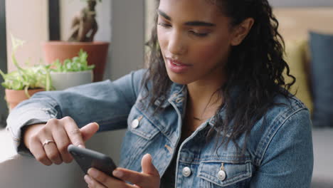 hermosa mujer hispana usando un teléfono inteligente en casa navegando por mensajes disfrutando de mensajes de texto en el teléfono móvil enviando mensajes en las redes sociales compartiendo el estilo de vida estudiantil en el loft del apartamento