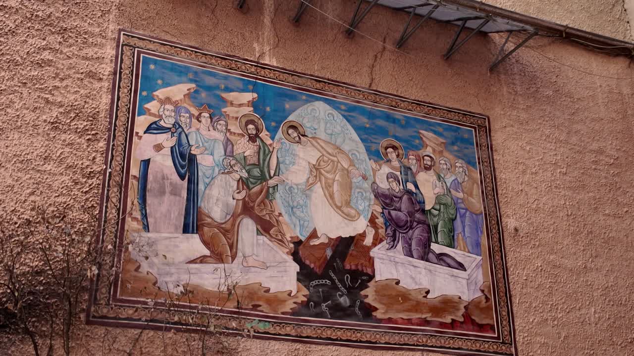 Außenaufnahme einer religiösen Malerei, die Jesus an der Außenwand der Entschlafung der Gottesmutter-Kirche in Brașov, Rumänien, darstellt