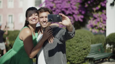 una pareja feliz tomando selfies mientras pasan tiempo en el parque.