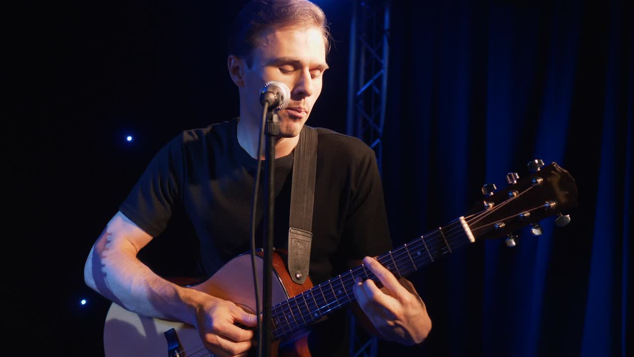 콘서트 록 밴드, 두 개의 전기 기타와 함께 무대에서 공연하는 가수, 뮤직비디오 크, 헤비 메탈 또는 록 그룹, 느린 동작 악기 연주 두 사람의 밴드