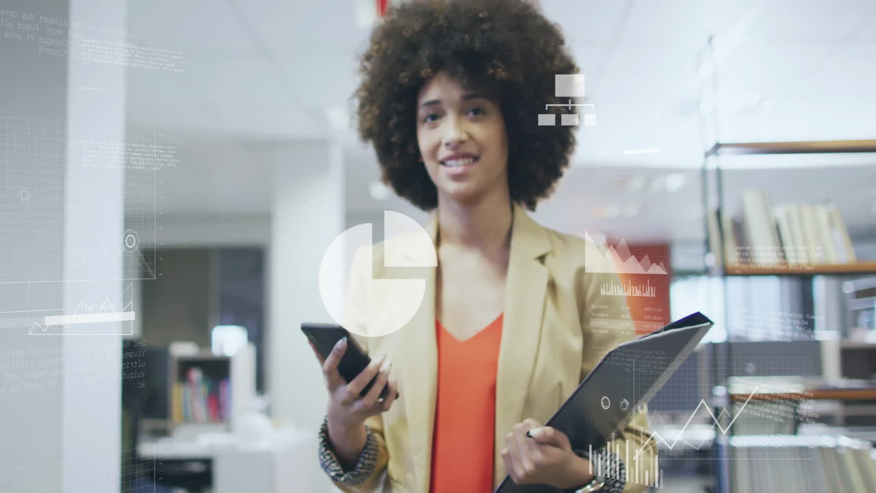 Animazione di elaborazione dati su una donna d'affari afroamericana che usa uno smartphone in ufficio