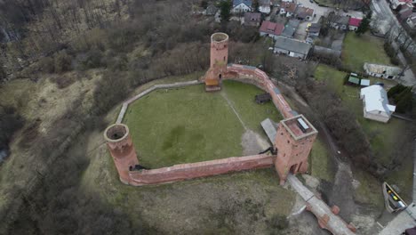 Vista-Aérea-De-Drones-Del-Castillo-De-Czersk-En-Gora-Kalwaria-Polonia-Durante-El-Día-Despejado