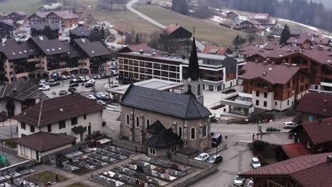 Domkirche-Mit-Friedhof-In-Einem-Nebligen,-Stimmungsvollen-Bergdorf