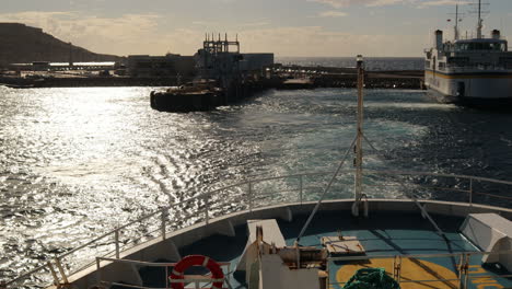 ferry de 4 k que sale del puerto al atardecer