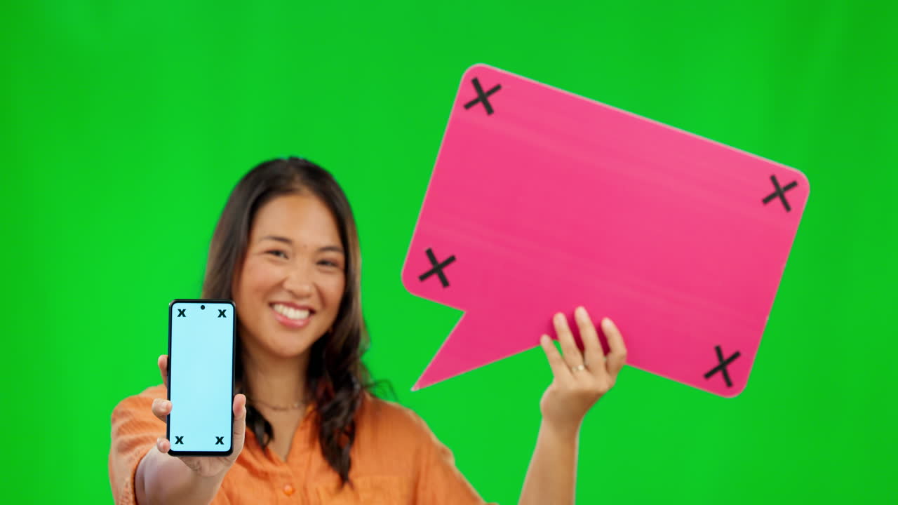 Donna asiatica, telefono e mockup su schermo verde