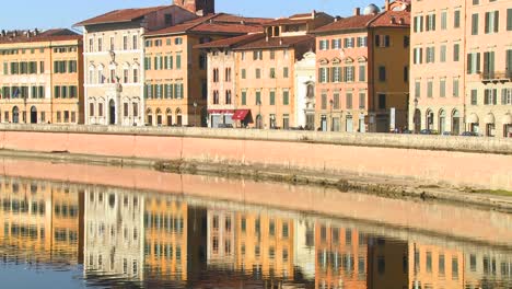 Línea-De-Edificios-Y-Se-Reflejan-En-Un-Canal-Simétrico-En-Pisa,-Italia-3