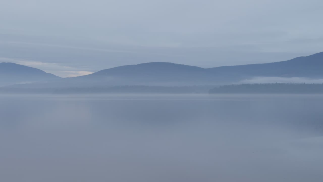 туманный, красивый, таинственный ранний весенний день на чистом горном озере
