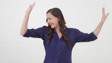 una joven india enérgica bailando