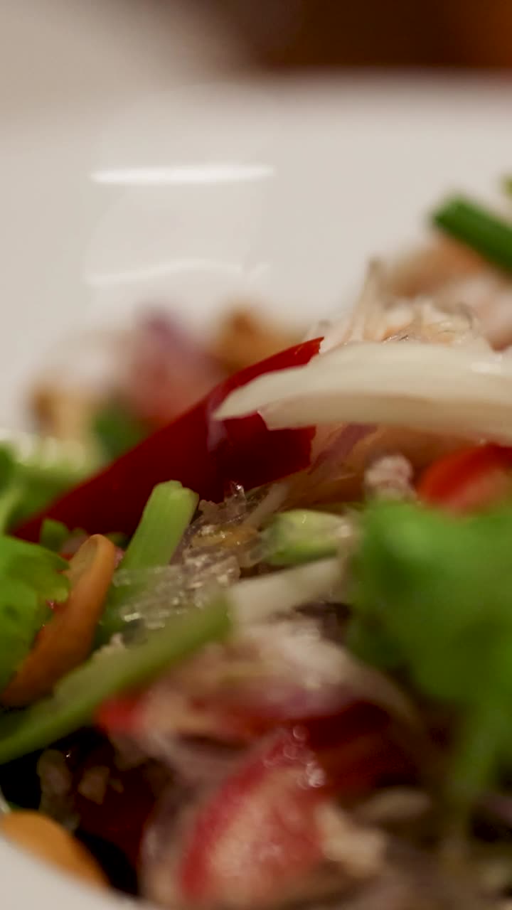 신선 한 초록색, 칠리, 그리고 누들 을 가진 다채로운 태국 러드, 부드러운 조명 으로 근접 촬영