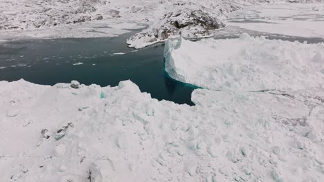 avión no tripulado sobre el mar y el hielo del fiordo de hielo de ilulissat