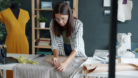 diseñador de moda en el trabajo
