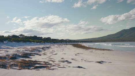 Wellen-Brechen-Am-Wunderschönen-Strand