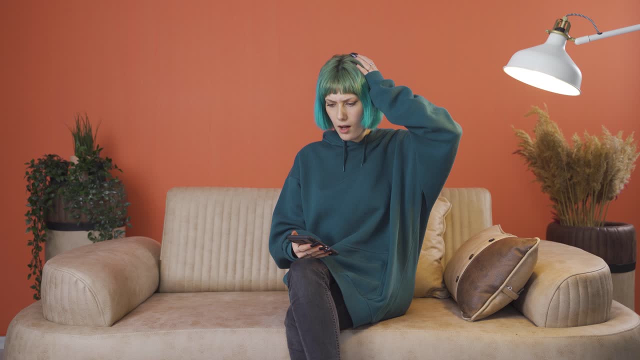 좌절한 젊은 여성은 화를 내죠.