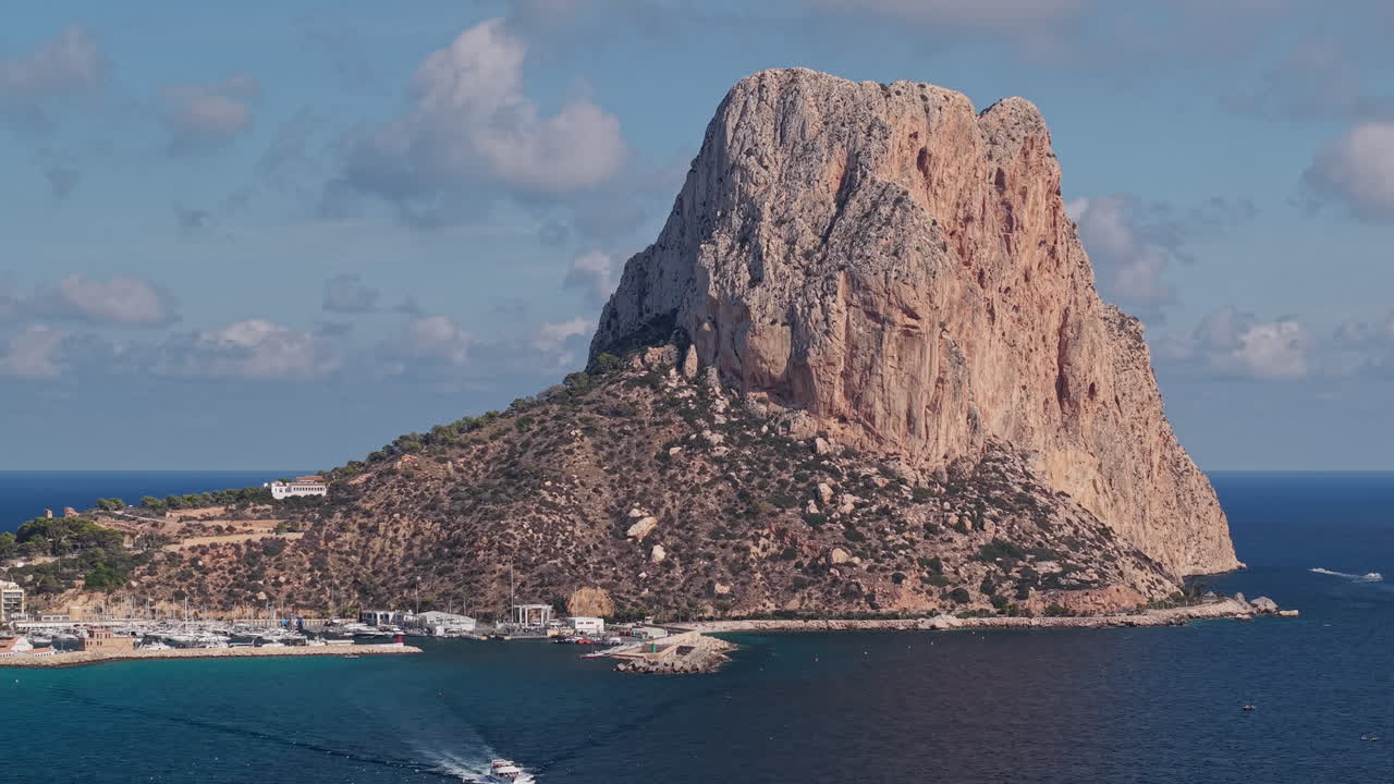 Penon de Ifach klippen og marinaen, nærbillede fra luften i Calpe, Spanien.