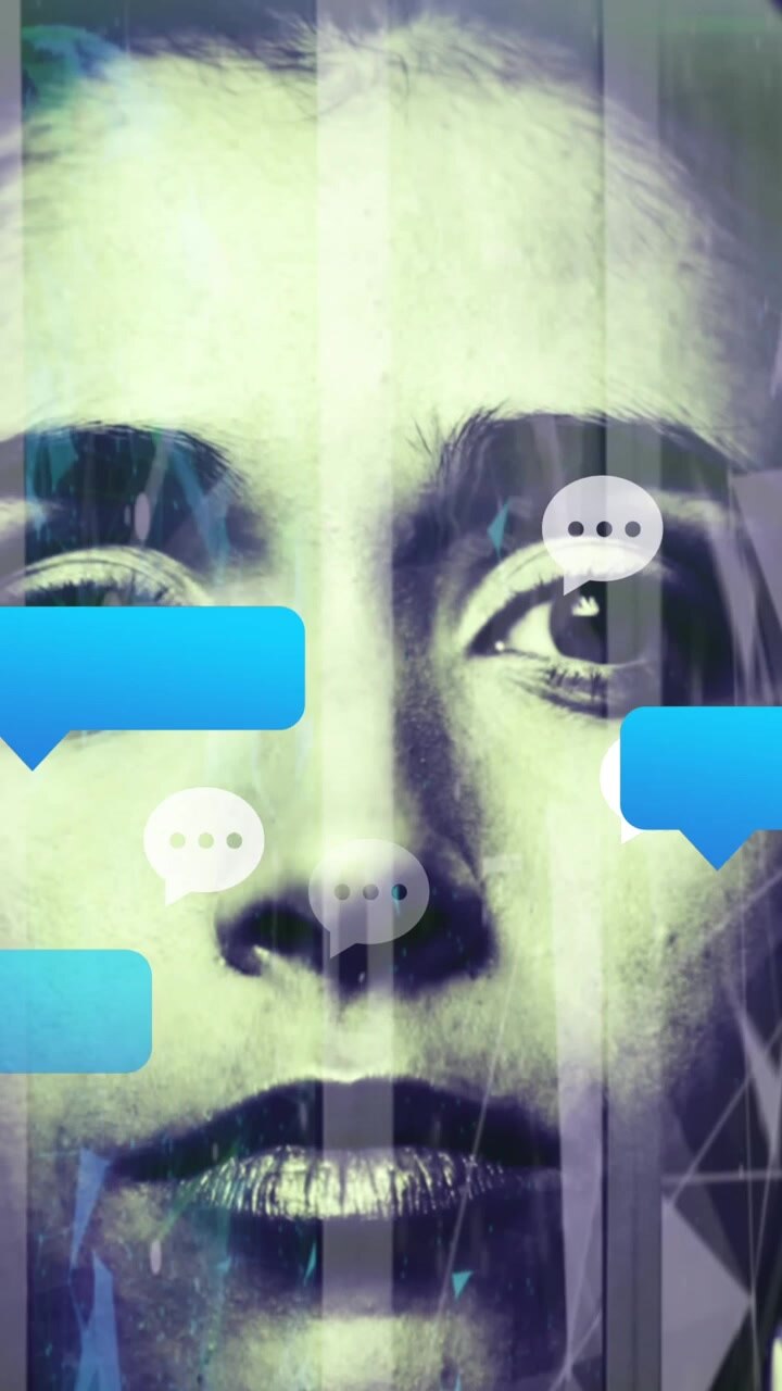 Animazione di icone dei social media e volto femminile su una sala server