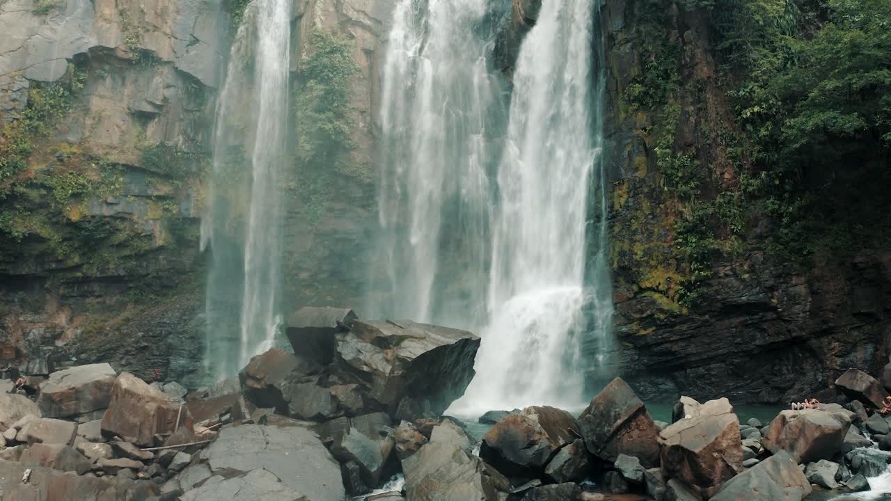 Orang-orang Bersantai di Bebatuan di Air Terjun Nauyaca, Kosta Rika