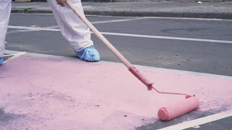 una escena vibrante y artística se desarrolla a medida que la calle se pinta con tonos de rosa, añadiendo un toque de creatividad y encanto a los alrededores