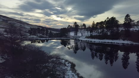 Imágenes-Aéreas-De-Loch-Saugh-En-Drumtochty-Glen-En-La-Nieve,-Aberdeenshire,-Escocia