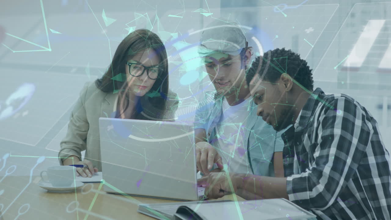 animación de redes de plexus y procesamiento de datos sobre tres colegas diversos discutiendo en la oficina.