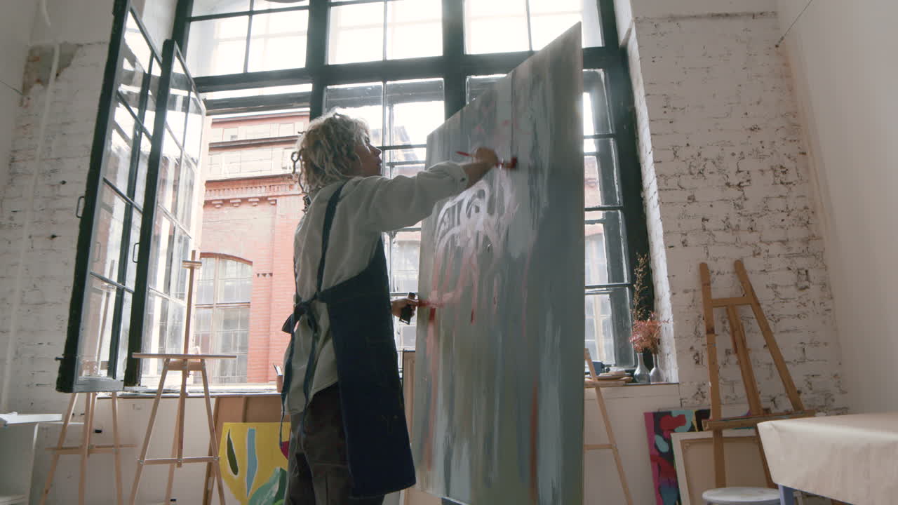 실내에서 예술가 그림을 그리는