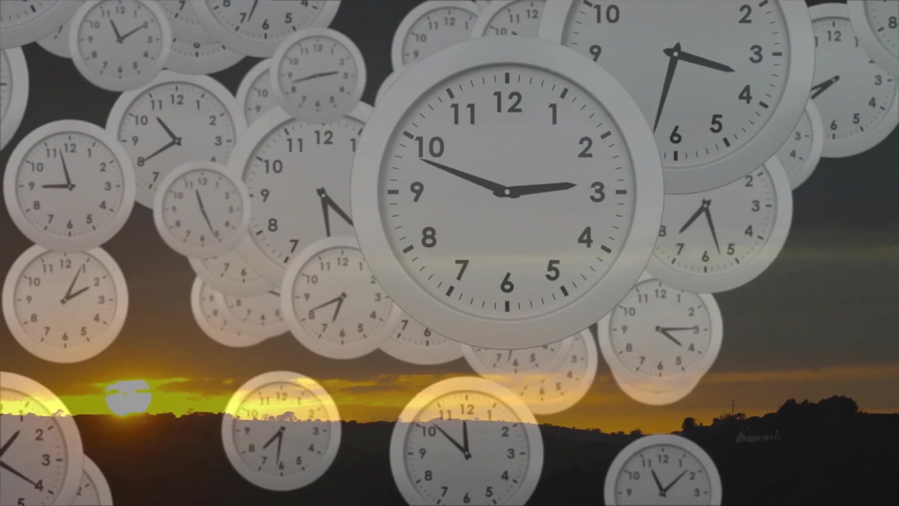 Concetto astratto del tempo che passa con orologi fluttuanti su un paesaggio al tramonto.