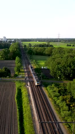 tren en vía rural - vista aérea