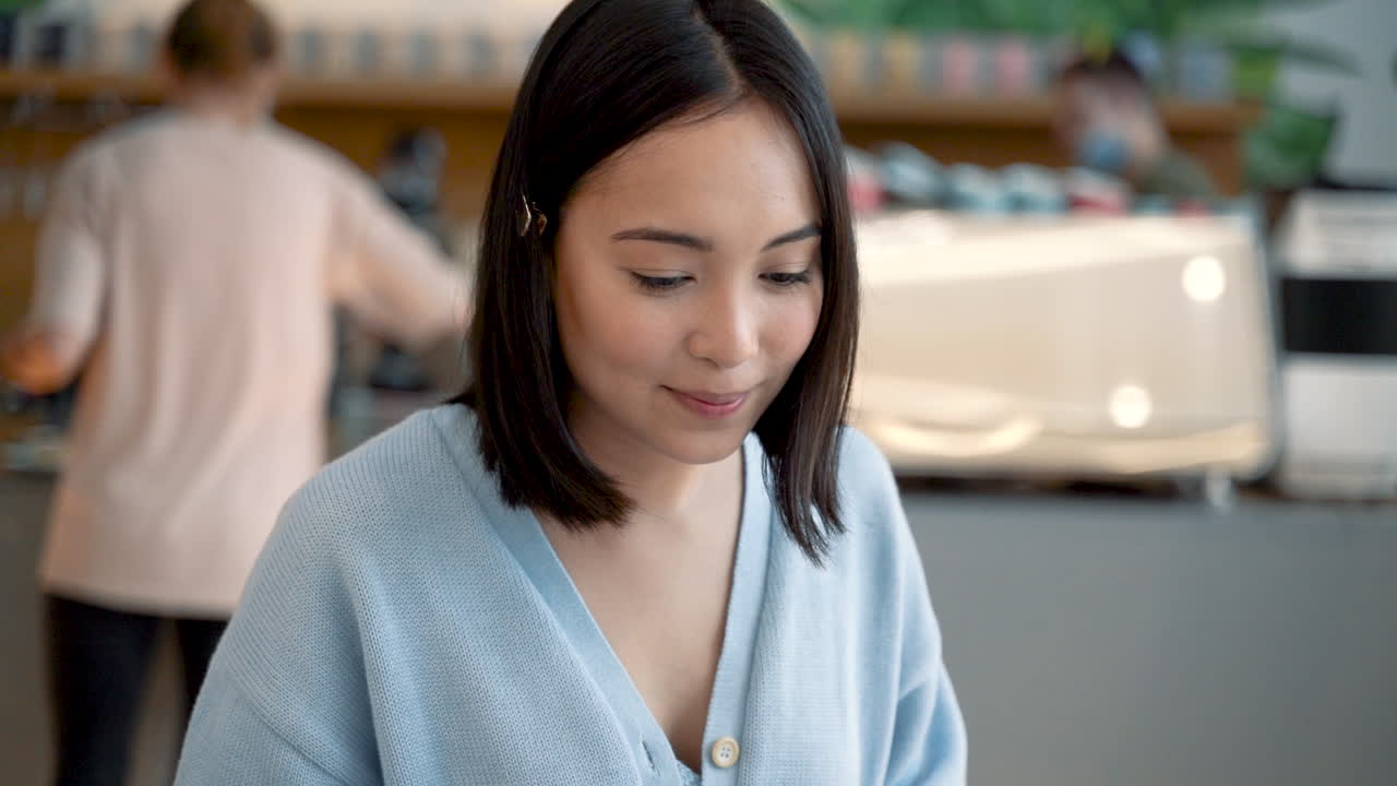 아름다운 젊은 여성들이 카메라를 직접 보고 미소 짓는다