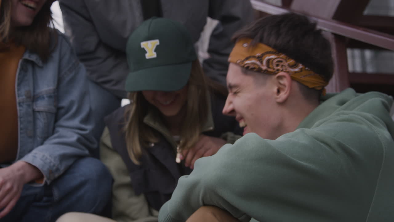 계단에 있는 젊은이들