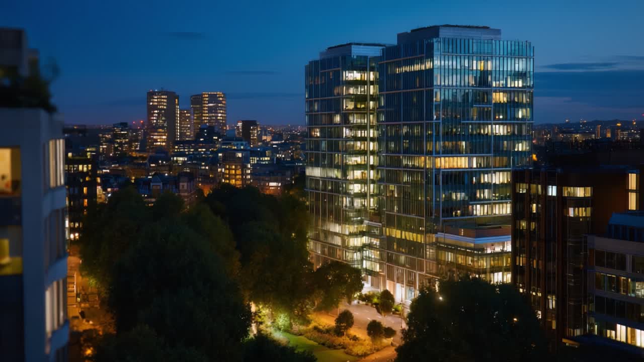 Vista noturna deslumbrante de edifícios modernos e elegantes de vários andares cercados por vegetação exuberante em um ambiente urbano, exibindo luzes vibrantes da cidade e arranha-céus
