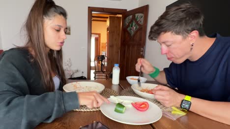 pareja comiendo en casa